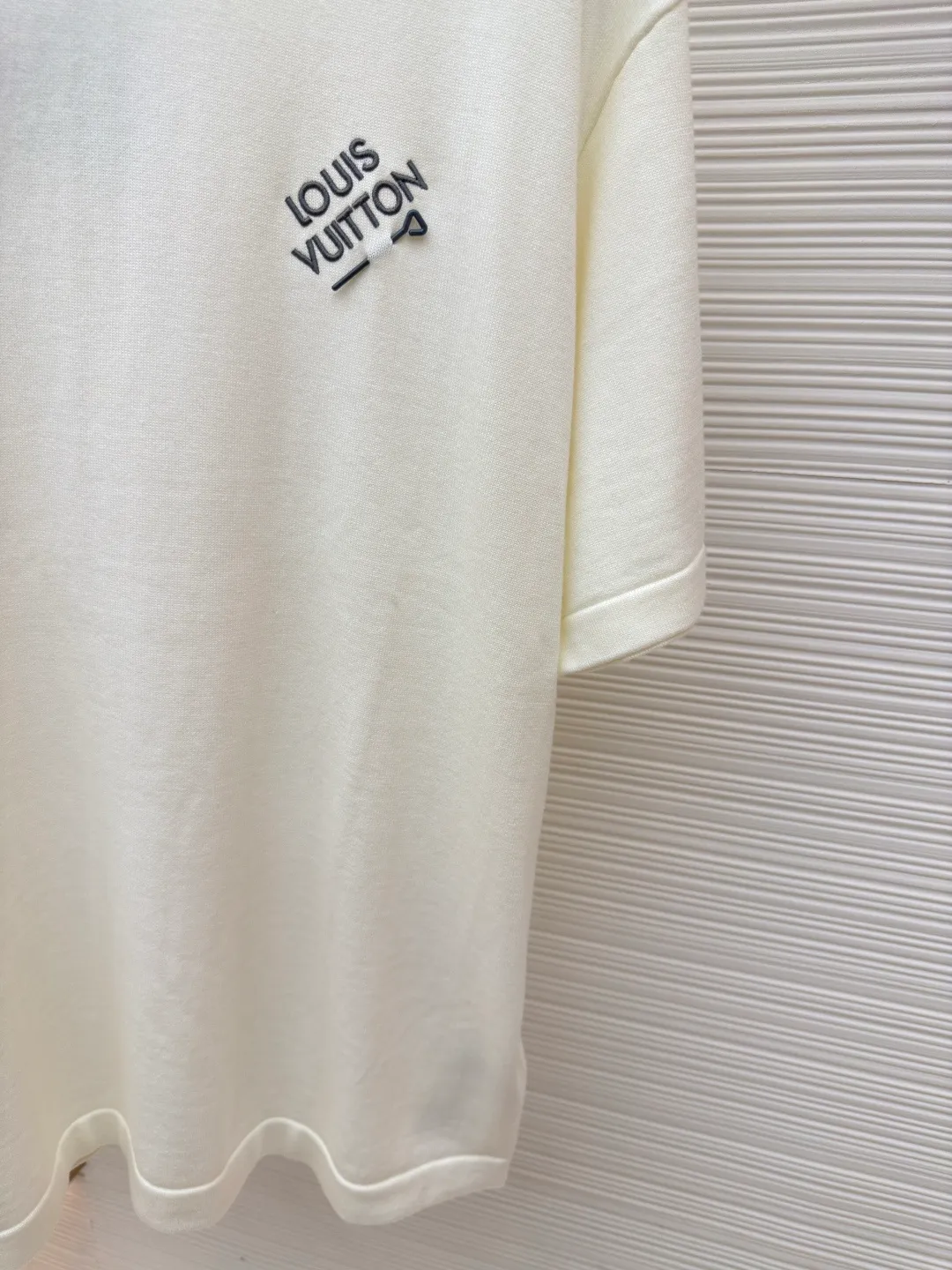 LOUIS VUITTON embroidered letter pin short sleeves ●Authentic product: Purchased and developed by 7299 ●Item number: 1680128-A50 ●Fabric: Dyeing fully combed cotton yarn weaving ●Technology: knitting ●Version: Fitted version ●Size: XS-S-M-L ●Description: Weaved using custom-woven, custom-dyed, fully combed 100% cotton yarn. A 14-needle computerized flat knitting machine is used to weave single-sided wool tissue according to the original version. The entire garment piece takes 6-7 hours per piece. The letters on the chest are sewn at a ratio of 1:1. All details are processed and finished by hand. The next operation can only be carried out after manual thread picking, knotting, inspection, and spot checks. Partial jacquard on one side requires a long time on the loom, the loss variables are unstable, and the scrap rate is high; especially for customized dyeing according to the Y version, to distinguish the wrong color and the big head version on the market. The overall wiring is straight and delicate, the fabric is comfortable and soft, and the color is consistent without color difference. It can be matched with the same style to create a fashionable look and control various occasions. Customized accessories, complete with three standards, same style for men and women!